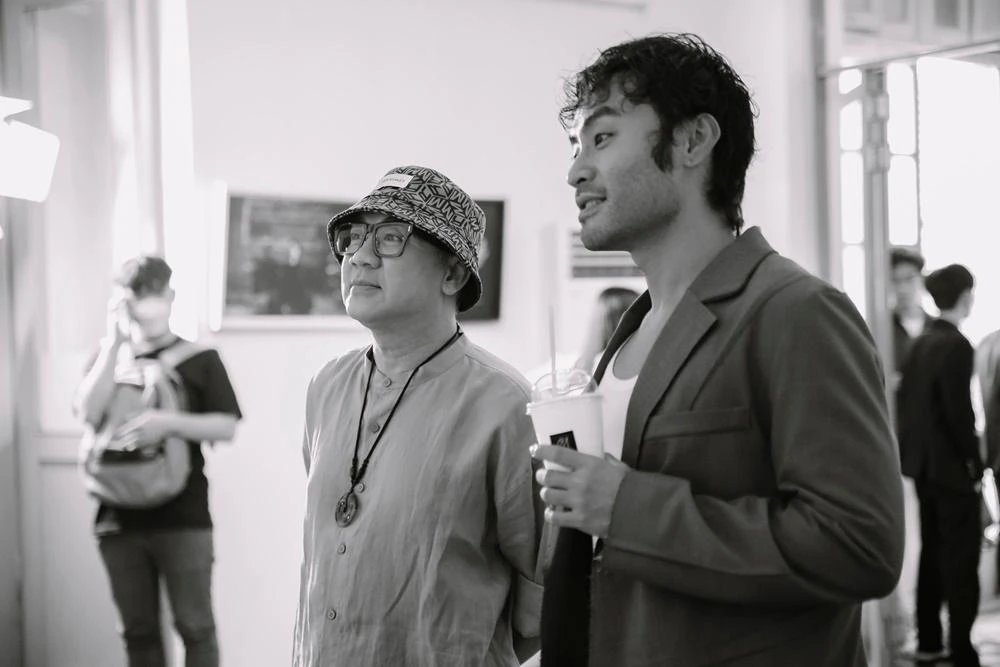 NSƯT Thành Lộc là một trong những nghệ sĩ đầu tiên có mặt, anh chăm chú theo dõi những bức tranh của Phạm Hồng Minh. Ảnh: BN