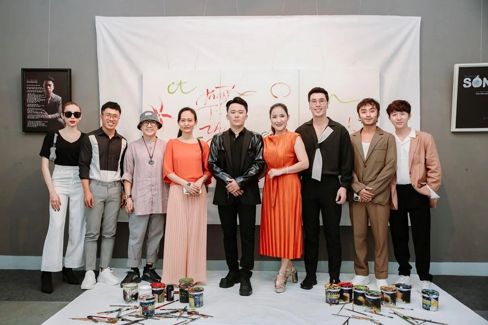 Đông đảo nghệ sĩ bạn bè đến chúc mừng hoạ sĩ Phạm Hồng Minh