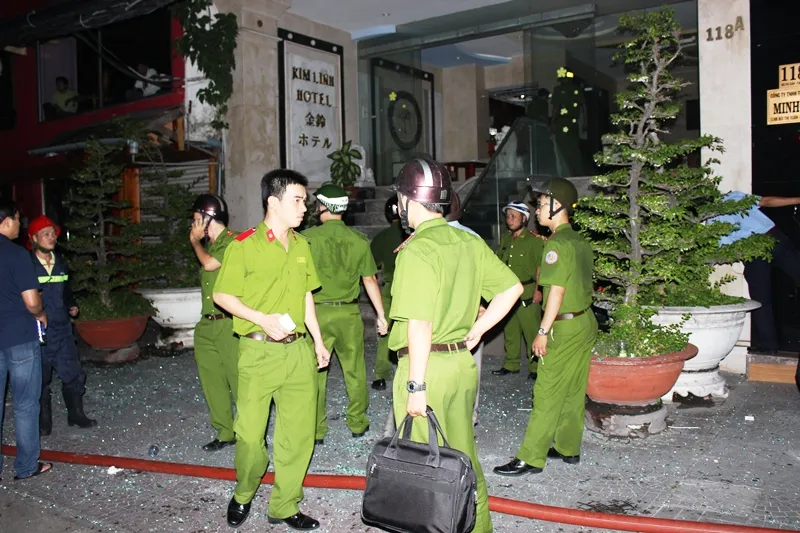 Giải cứu 11 người mắc kẹt trong vụ cháy khách sạn ở trung tâm TP ảnh 7