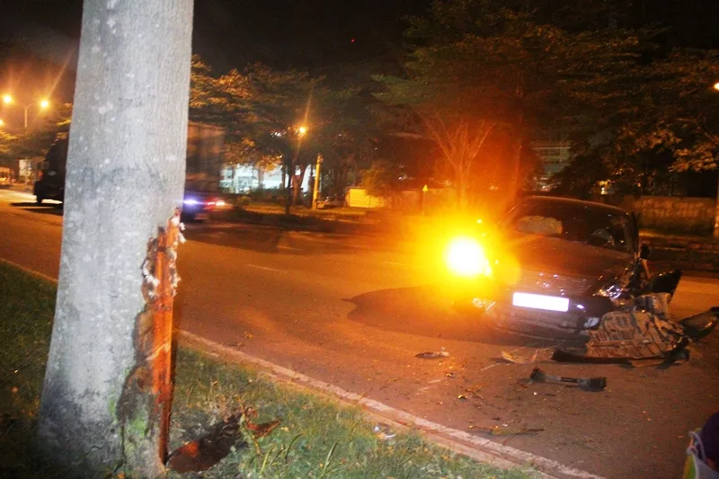 Tông gốc cây, nữ tài xế nhập viện ảnh 1 Tông gốc cây, nữ tài xế nhập viện ảnh 1