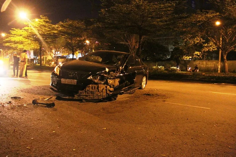 Tông gốc cây, nữ tài xế nhập viện ảnh 2 Tông gốc cây, nữ tài xế nhập viện ảnh 2