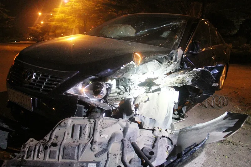 Tông gốc cây, nữ tài xế nhập viện ảnh 3 Tông gốc cây, nữ tài xế nhập viện ảnh 3