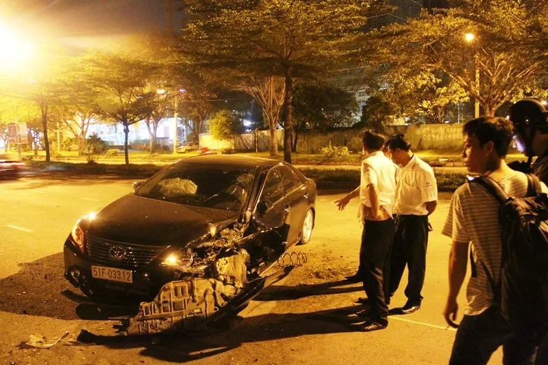 Tông gốc cây, nữ tài xế nhập viện ảnh 4 Tông gốc cây, nữ tài xế nhập viện ảnh 4