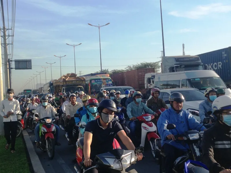 Hai container chèn ô tô, tài xế mắc kẹt ảnh 3