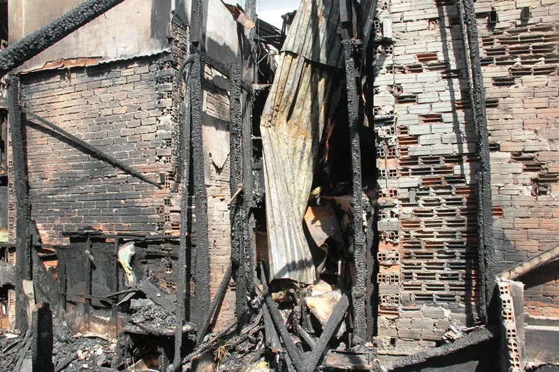 Người dân vớt vát trong hoang tàn sau vụ cháy ở trung tâm Sài Gòn ảnh 11