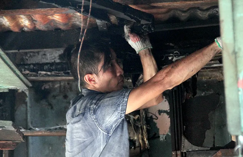 Người dân vớt vát trong hoang tàn sau vụ cháy ở trung tâm Sài Gòn ảnh 12