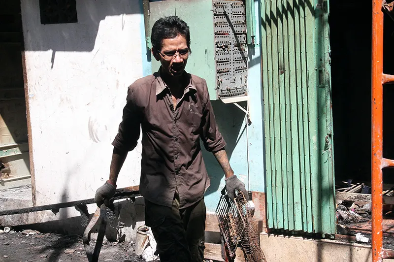 Người dân vớt vát trong hoang tàn sau vụ cháy ở trung tâm Sài Gòn ảnh 15