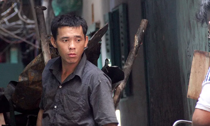 Người dân vớt vát trong hoang tàn sau vụ cháy ở trung tâm Sài Gòn ảnh 16