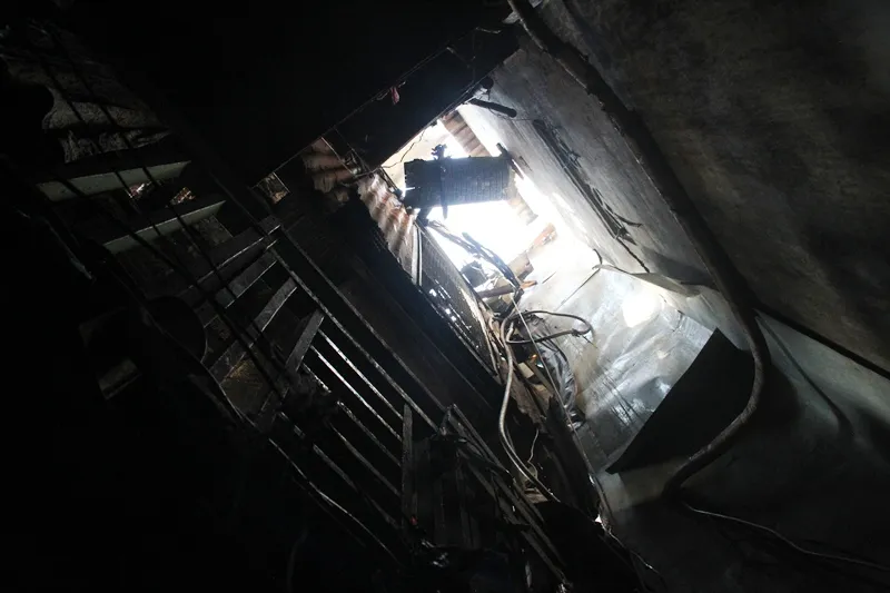 Người dân vớt vát trong hoang tàn sau vụ cháy ở trung tâm Sài Gòn ảnh 17