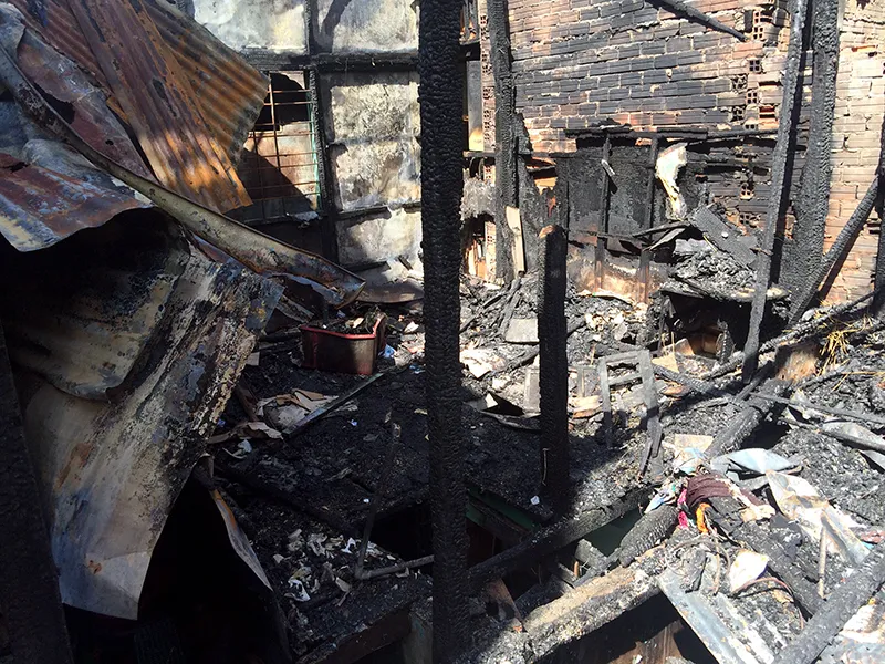 Người dân vớt vát trong hoang tàn sau vụ cháy ở trung tâm Sài Gòn ảnh 1