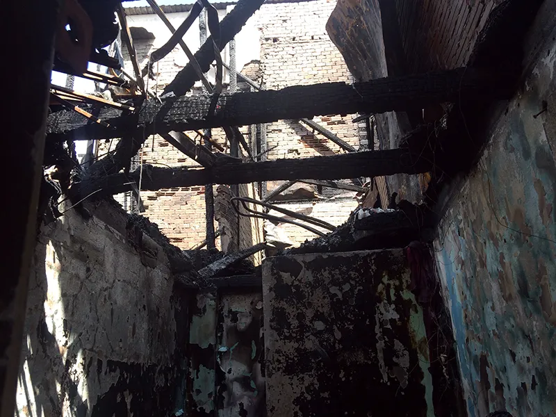 Người dân vớt vát trong hoang tàn sau vụ cháy ở trung tâm Sài Gòn ảnh 2