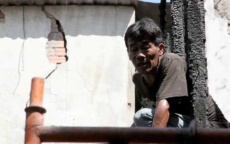 Người dân vớt vát trong hoang tàn sau vụ cháy ở trung tâm Sài Gòn ảnh 3