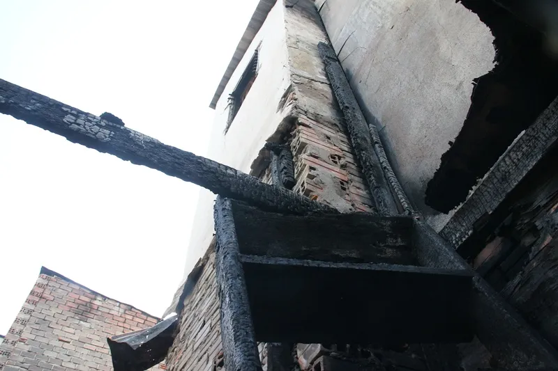 Người dân vớt vát trong hoang tàn sau vụ cháy ở trung tâm Sài Gòn ảnh 6