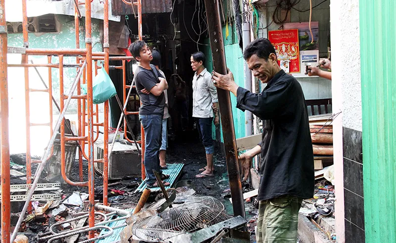 Người dân vớt vát trong hoang tàn sau vụ cháy ở trung tâm Sài Gòn ảnh 9