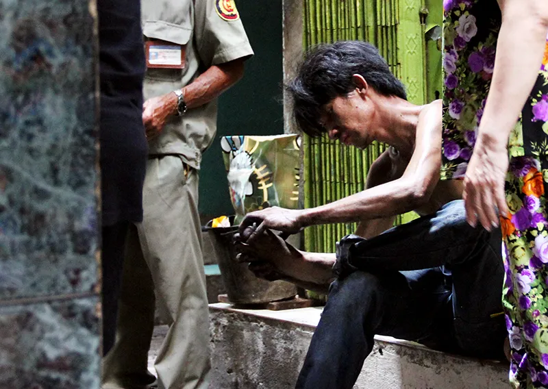 Người dân vớt vát trong hoang tàn sau vụ cháy ở trung tâm Sài Gòn ảnh 13