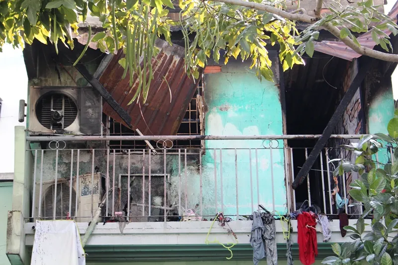 Cháy tiệm hủ tiếu, hàng xóm chồng ghế, bắc thang dập lửa ảnh 1