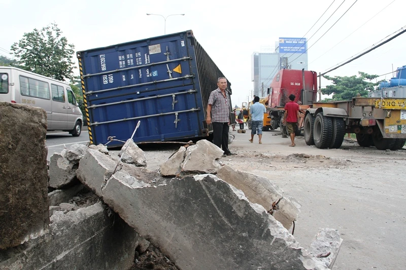 Xe đầu kéo tông nát dải phân cách, thùng container rơi xuống đường ảnh 3