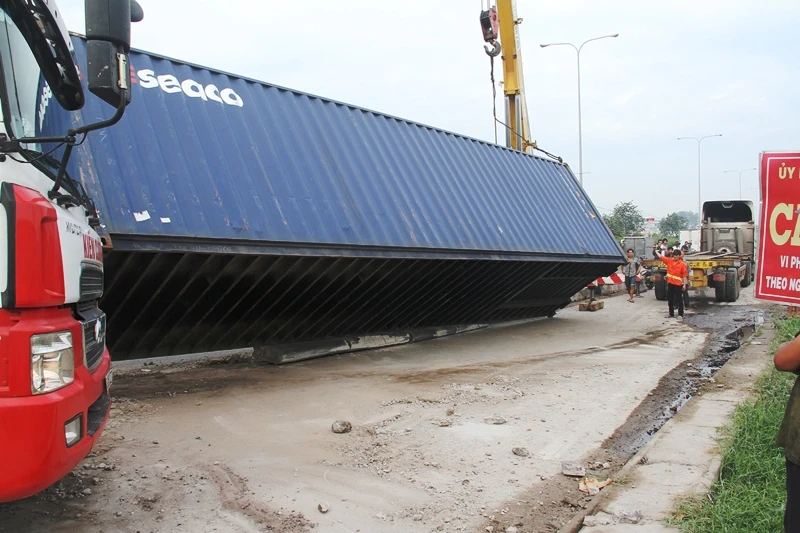 Xe đầu kéo tông nát dải phân cách, thùng container rơi xuống đường ảnh 4