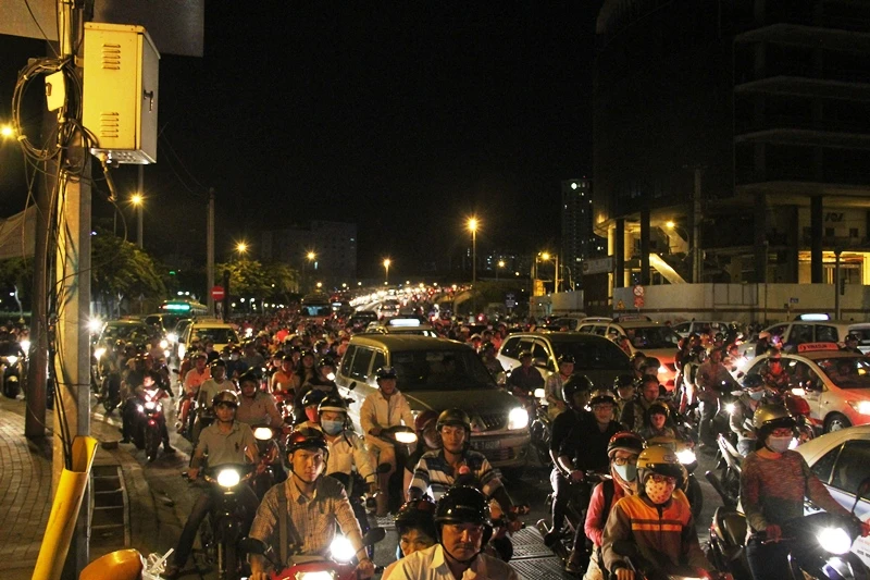 Vui đón Giáng sinh, phố Sài Gòn kẹt cứng ảnh 13