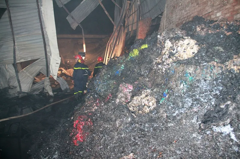 Lửa thiêu rụi kho vải, phòng trọ ảnh 12