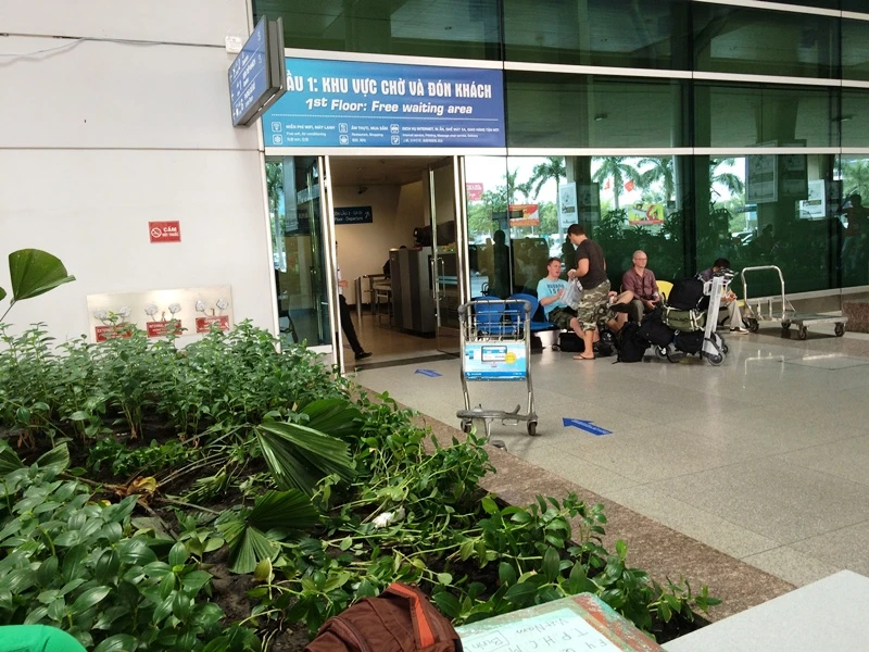 Một người nước ngoài rơi từ tầng hai sân bay Tân Sơn Nhất ảnh 3 Một người nước ngoài rơi từ tầng hai sân bay Tân Sơn Nhất ảnh 3