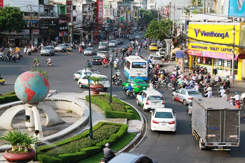 Phố Sài Gòn lại tất bật với xe cộ ngày làm việc đầu năm ảnh 4