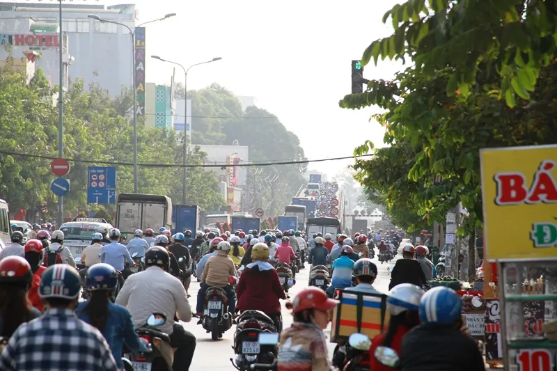 Phố Sài Gòn lại tất bật với xe cộ ngày làm việc đầu năm ảnh 6