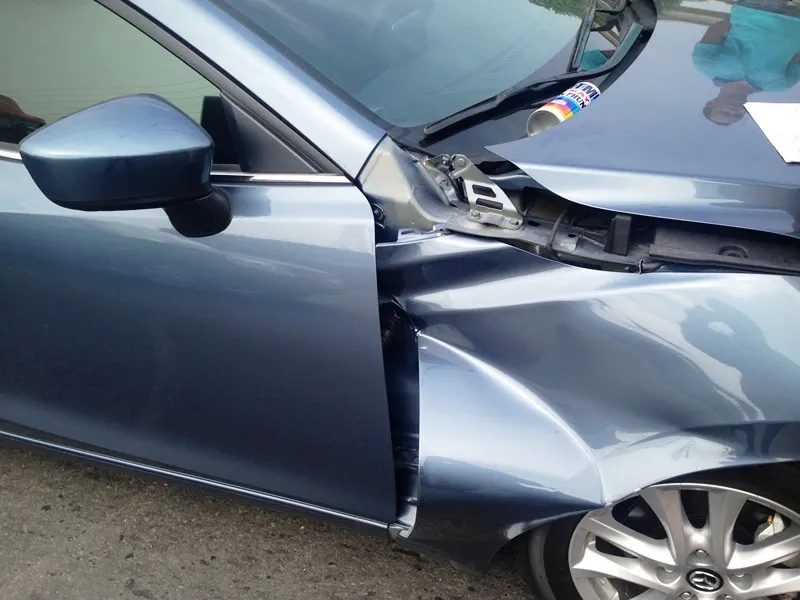 Container húc 'xế hộp' giao thông ùn ứ ảnh 2