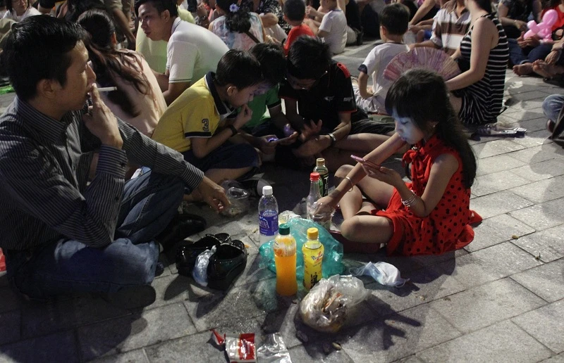 Ăn uống, tụ tập mất trật tự ở phố đi bộ sẽ bị xử lý ảnh 1