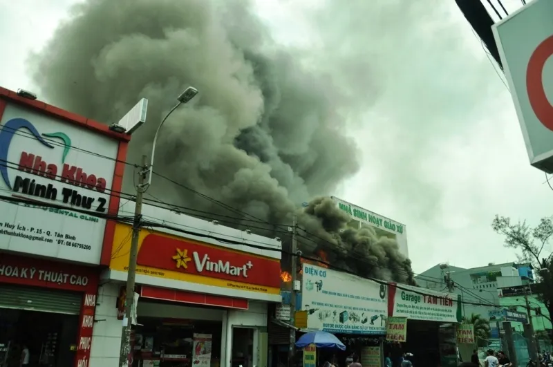 Gara ô tô bùng cháy lớn ảnh 1