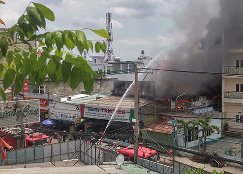 Gara ô tô bùng cháy lớn ảnh 2