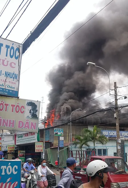 Gara ô tô bùng cháy lớn ảnh 4