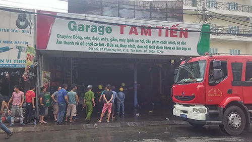 Gara ô tô bùng cháy lớn ảnh 5