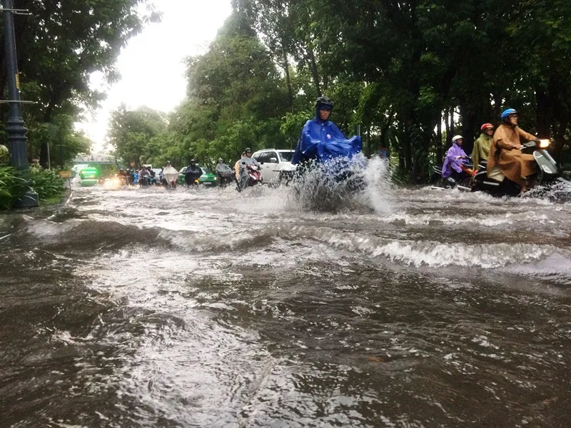 Cửa ngõ sân bay Tân Sơn Nhất ngập nước sau cơn mưa lớn ảnh 9