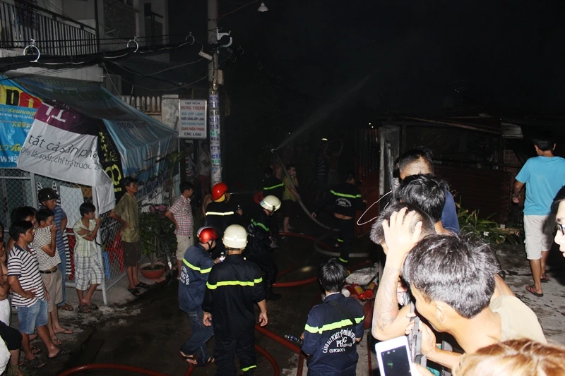 Phá cửa cứu hai vợ chồng cụ già 70 tuổi trong căn nhà bốc lửa ảnh 1