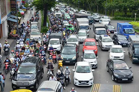 Ô tô húc thanh chắn, cửa ngõ Tân Sơn Nhất kẹt cứng ảnh 3 Ô tô húc thanh chắn, cửa ngõ Tân Sơn Nhất kẹt cứng ảnh 3