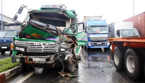 Chiếc xe tải bị bẹp dúm, tài xế mắc kẹt trong cabin sau cú tông 