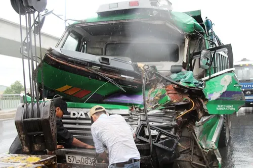 Người dân phải dùng xà beng, búa để giải cứu tài xế mắc kẹt