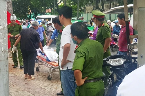 Người phụ nữ bán vé số hộc máu tử vong bên đường