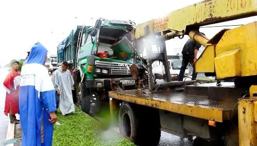 Đến đầu giờ chiều, tài xế mắc kẹt mới được giải cứu