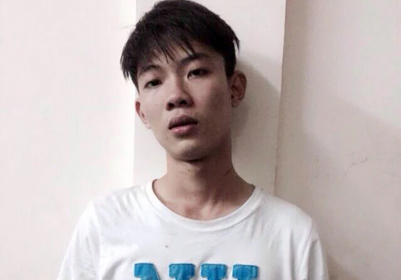 Phước bị bắt giữ sau khi giật túi xách rồi chạy bộ vào chung cư trốn