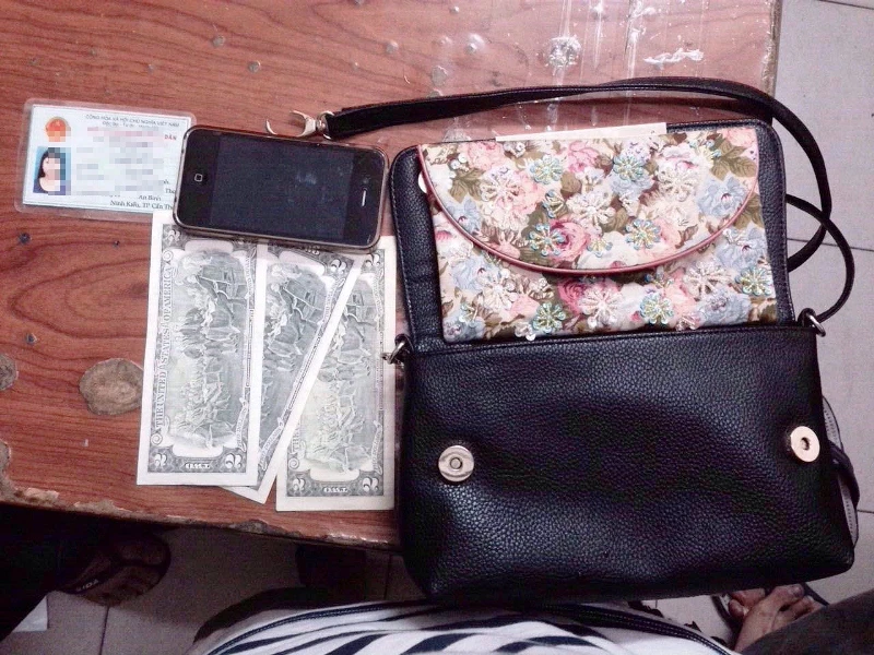 Chiếc túi xách cùng tài sản đã được trả lại cho người bị hại 