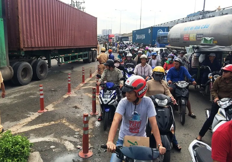Vụ va chạm khiến giao thông ùn ứ vào giờ cao điểm tại ngã tư An Sương