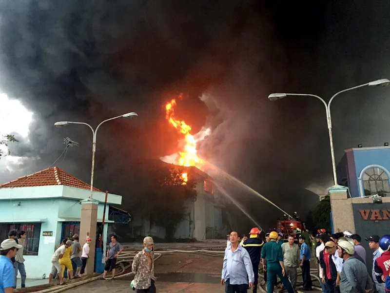 Vụ cháy lớn ở Công ty nệm Vạn Thành thiêu rụi nhiều tài sản trị giá hàng chục tỷ đồng 