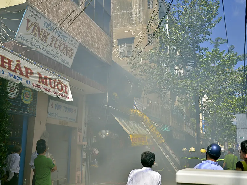 Đám cháy bùng phát ở khu vực chuyên bán hoa, vải, trái cây nhựa... sáng ngày 7-1