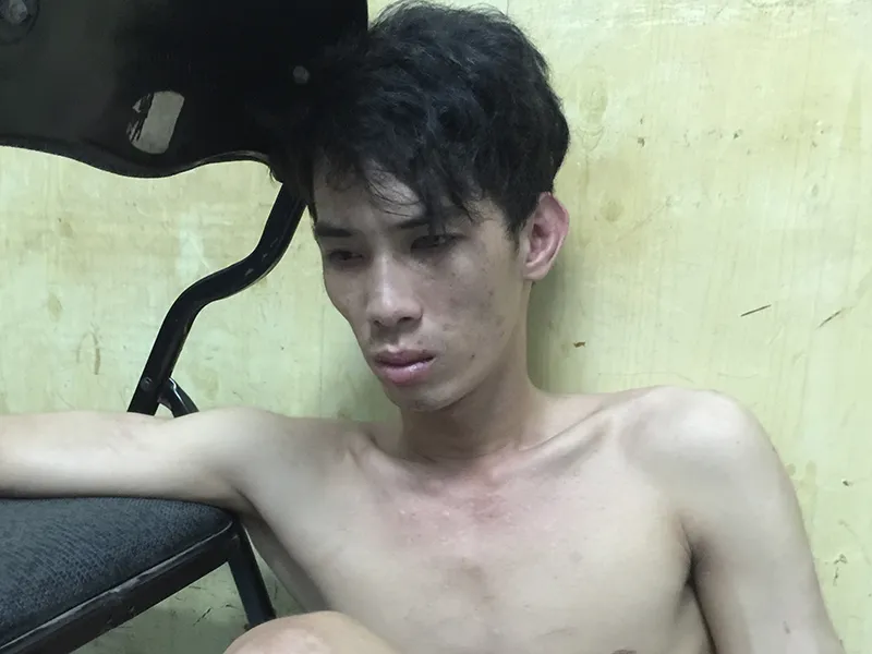 Nam thanh niên tên Cang thấy đường kẹt xe, tài xế ngủ quên nên đột nhập lấy tài sản