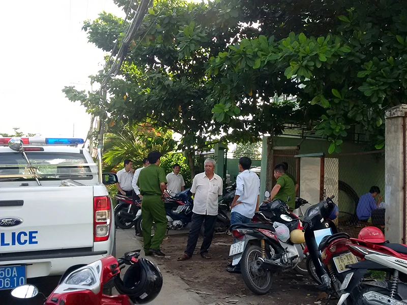 Công an khám nghiệm hiện trường nghi án chồng giết vợ