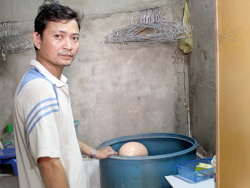 Người chồng khai cắt tay vợ rồi bỏ vào thùng nước