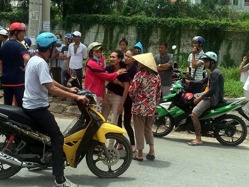 Người vợ nghe hung tin chạy đến hiện trường khóc ngất 