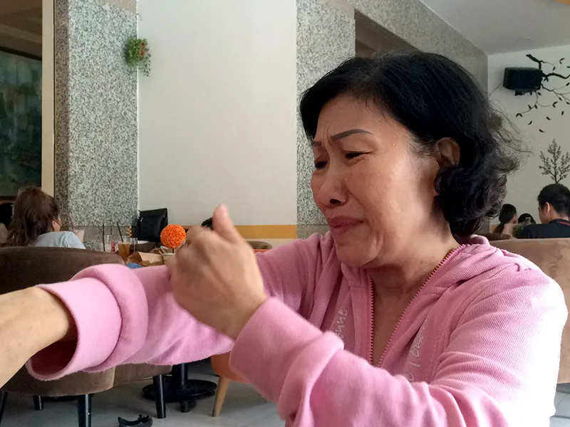 Bà Tươi bàng hoàng kể lại giây phút chứng kiến con trai bị giang hồ chém gục trong quán cà phê